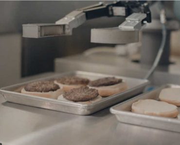 El robot Flippy completa con éxito su primer día de trabajo en un restaurante