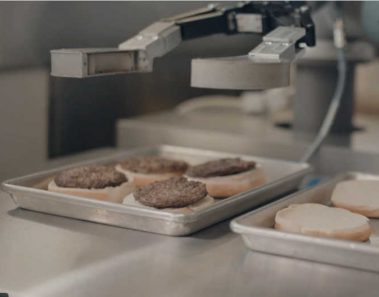 El robot Flippy completa con éxito su primer día de trabajo en un restaurante