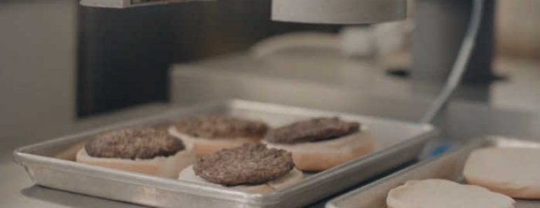 El robot Flippy completa con éxito su primer día de trabajo en un restaurante