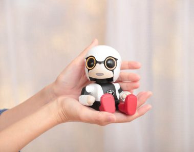 Toyota lanza Kirobo Mini, un pequeño robot para hacerte compañía