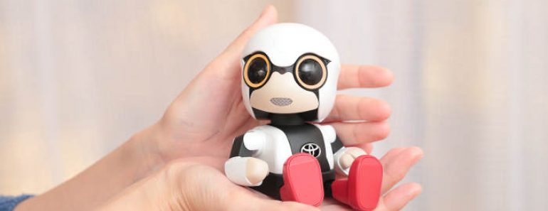 Toyota lanza Kirobo Mini, un pequeño robot para hacerte compañía