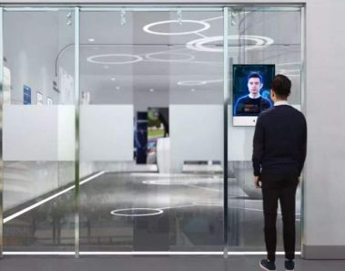 Escaneo facial en la oficina de policía gestionada por inteligencia artificial