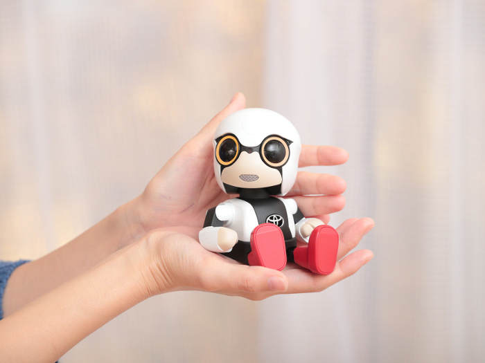 Toyota lanza Kirobo Mini, un pequeño robot para hacerte compañía